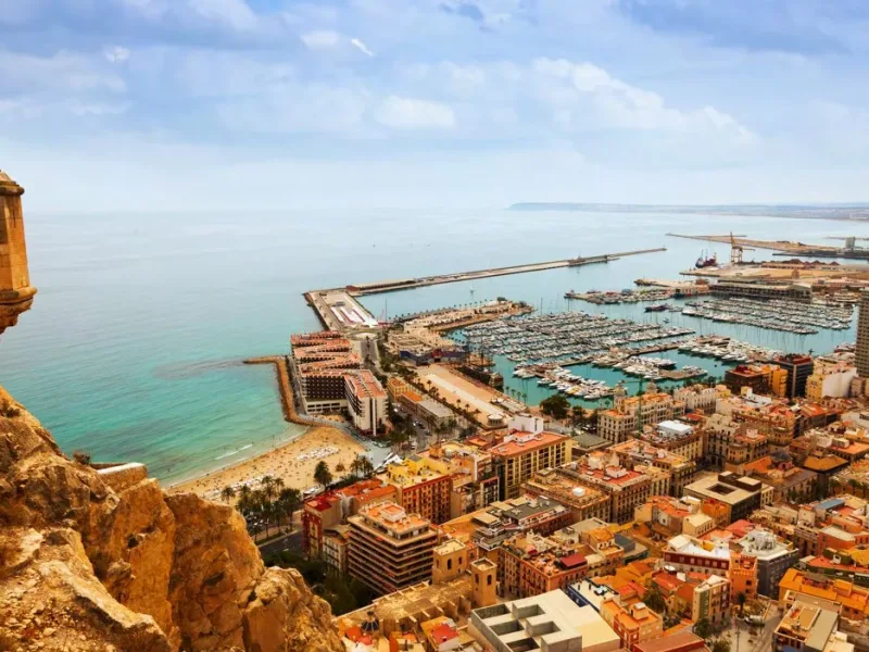 Vista de Alicante y su puerto desde el castillo de Santa Bárbara