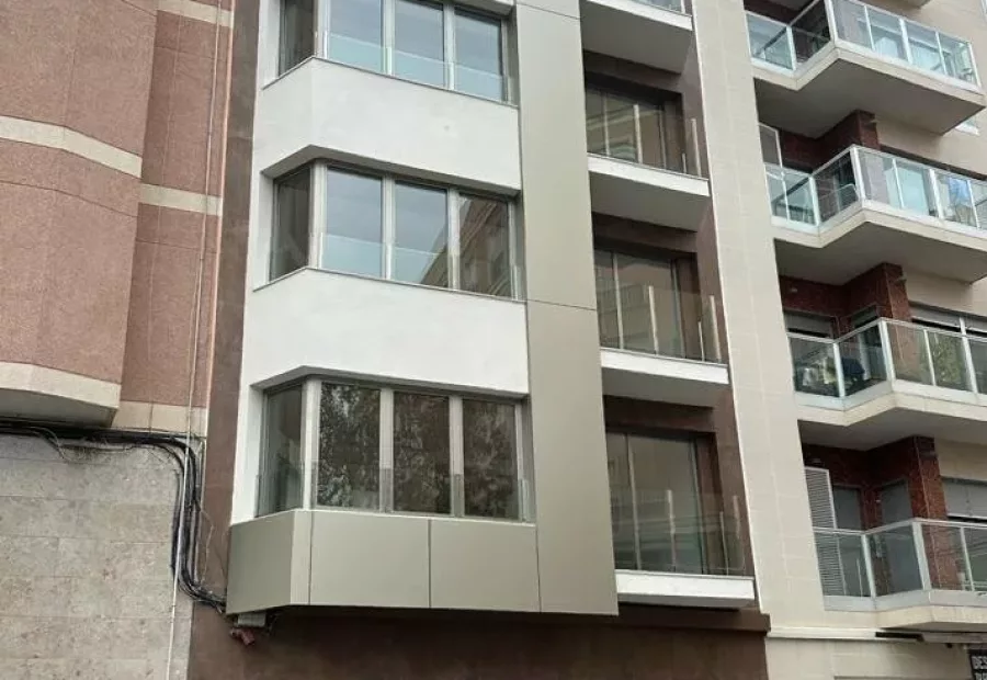 Fachada del Edificio Filet de Fora, cinco viviendas en el centro de Elche