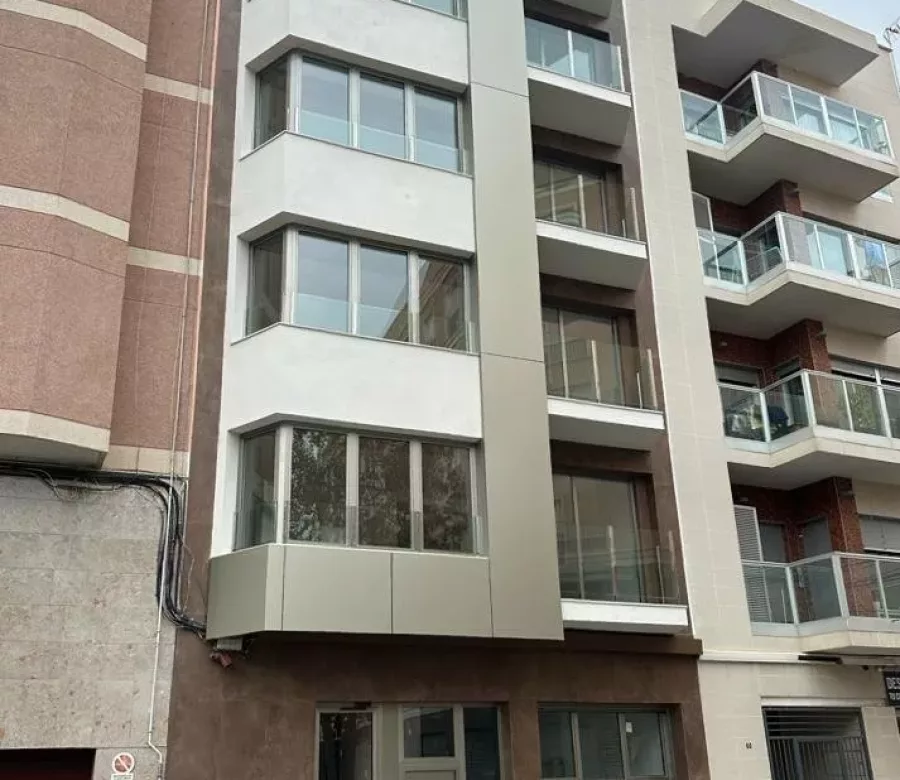Fachada del Edificio Filet de Fora, cinco viviendas en el centro de Elche